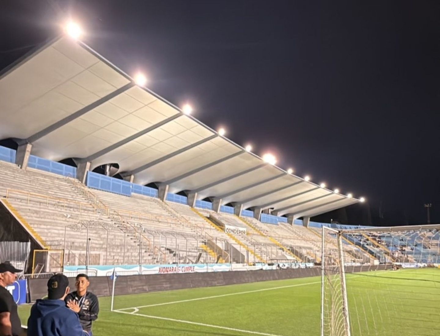 Nuevas luminarias ya iluminan el sector Sol Centro del estadio Chelato Uclés...